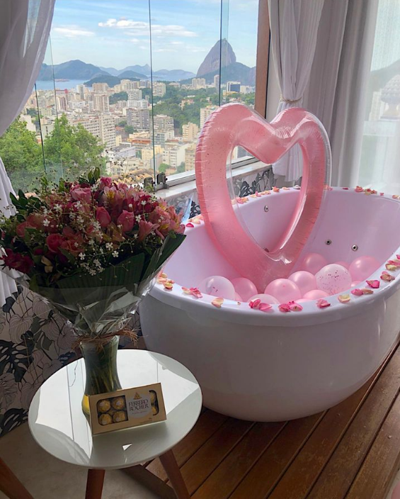 Decoração romântica na suíte — celebração íntima com vista do Rio