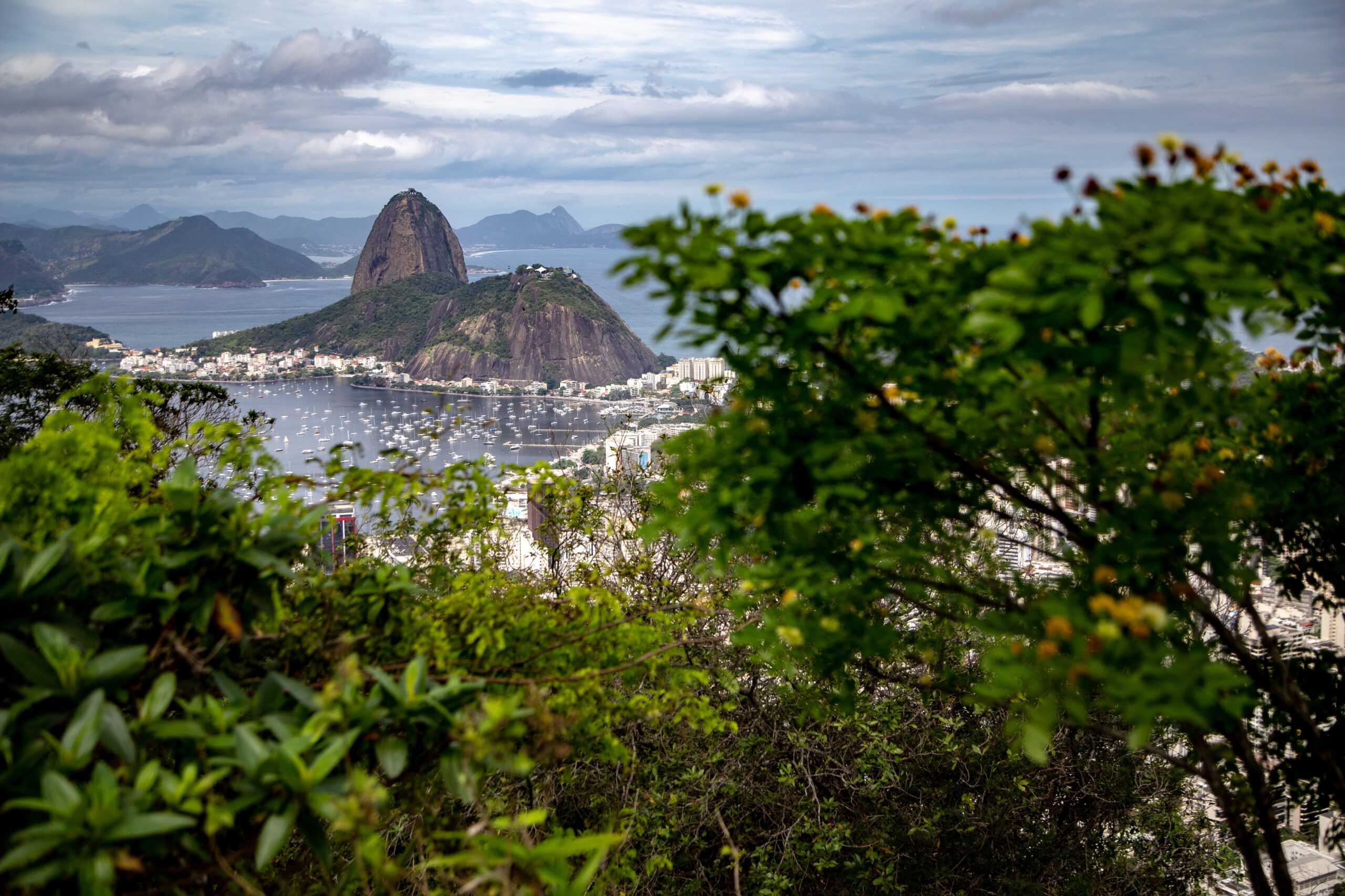Botafogo e Pão de Açúcar enquadrados pela varanda do Refúgio