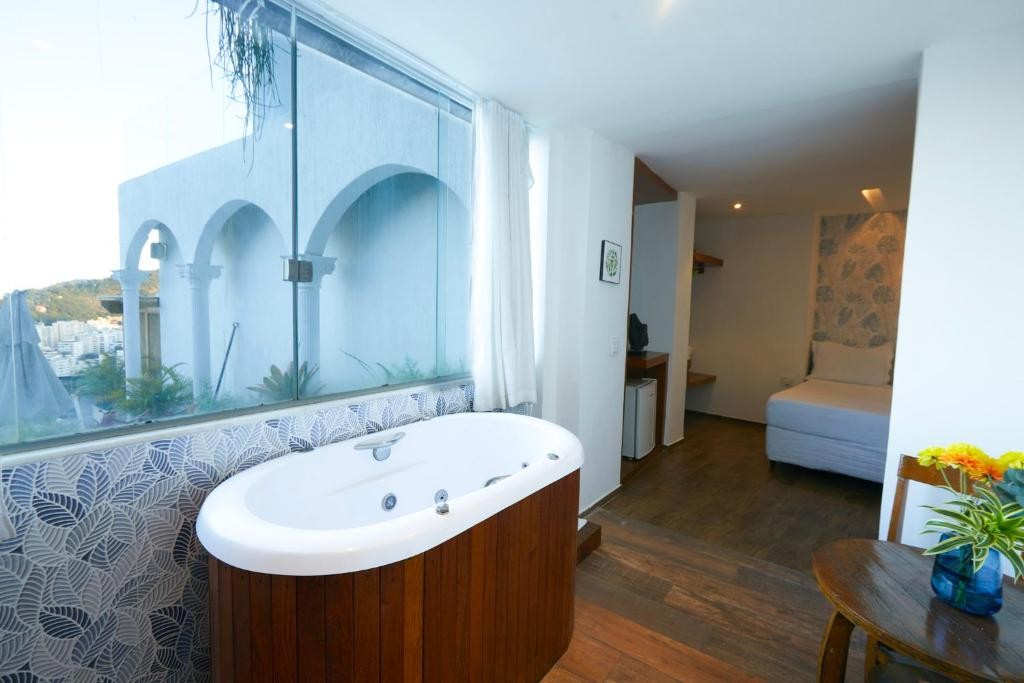 Interior aconchegante da suíte Cozy Leme